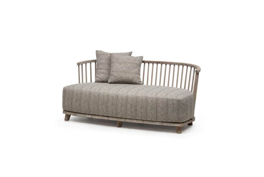 Méridienne design en bois et tissu gris texturé Méridienne contemporaine à dossier courbé en bois clair. Base et assise rembourrée en tissu gris texturé avec deux coussins.