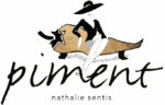 Logo Piment Nathalie Sentis : femme élégante au chapeau noir assise sur un piment doré servant de méridienne.